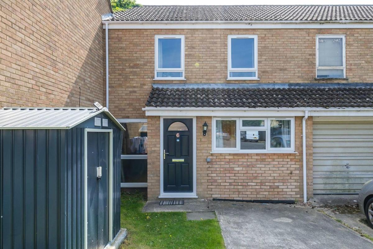 Modern Spacious 4 Bedroom 3 Bathroom House By Trinity Short Term Lets & Serviced