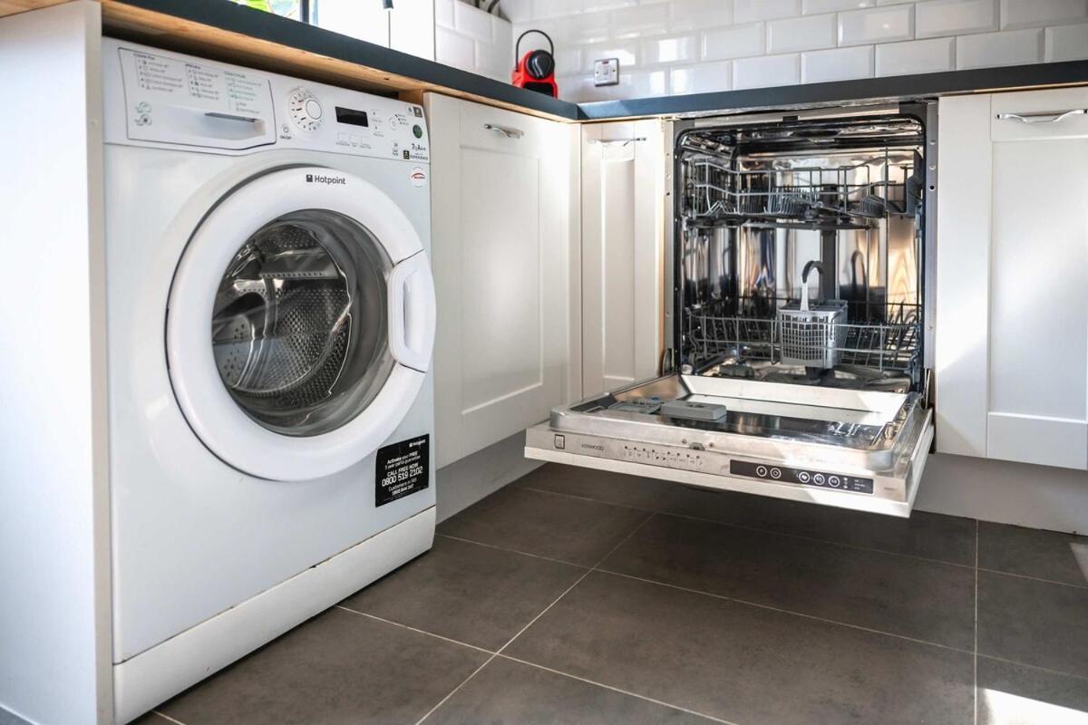 Apartment Modern Spacious 4 Bedroom 3 Bathroom House By Trinity Short Term Lets & Serviced