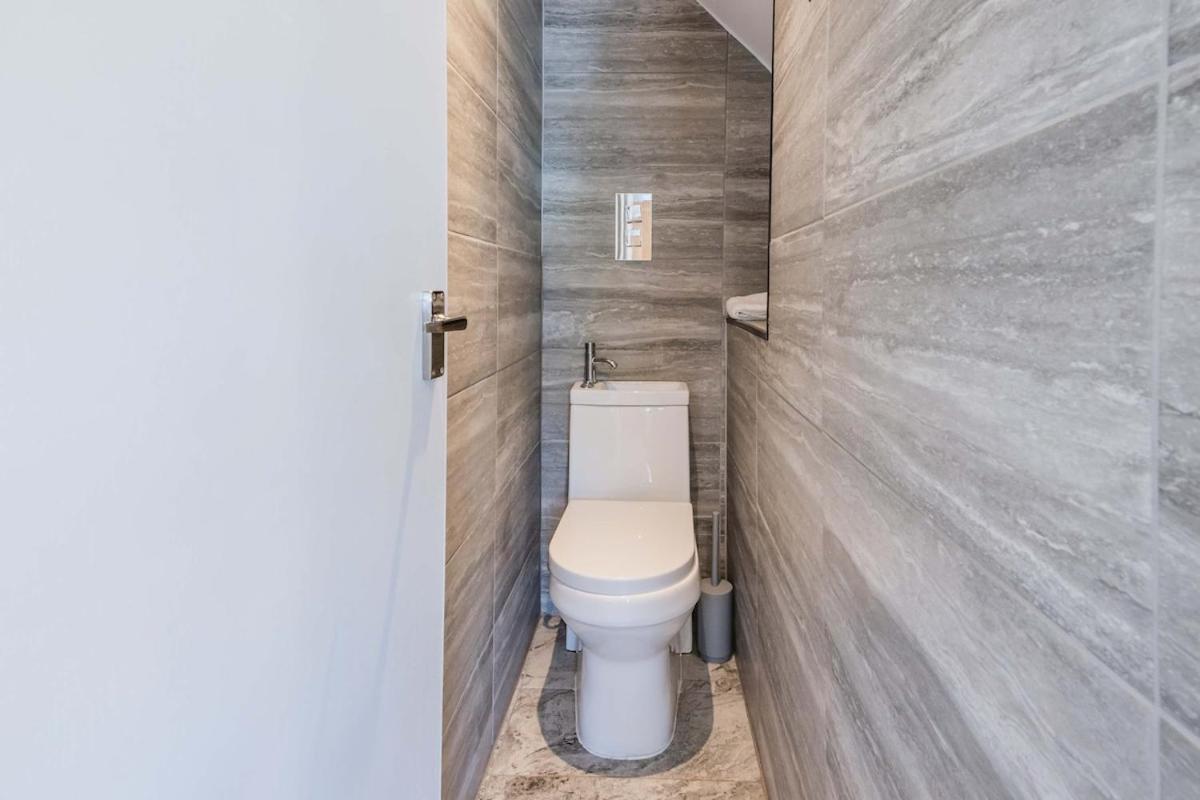 Apartment Modern Spacious 4 Bedroom 3 Bathroom House By Trinity Short Term Lets & Serviced *
