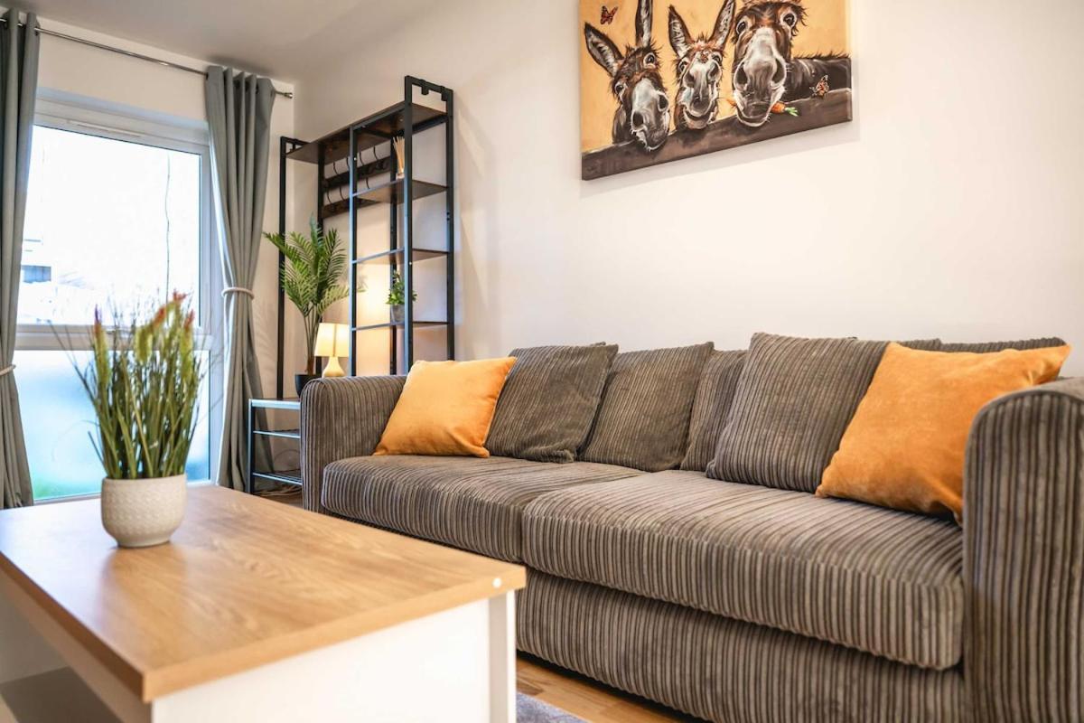 Modern Spacious 4 Bedroom 3 Bathroom House By Trinity Short Term Lets & Serviced
