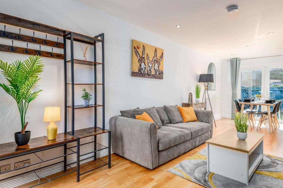 Modern Spacious 4 Bedroom 3 Bathroom House By Trinity Short Term Lets & Serviced Apartment *
