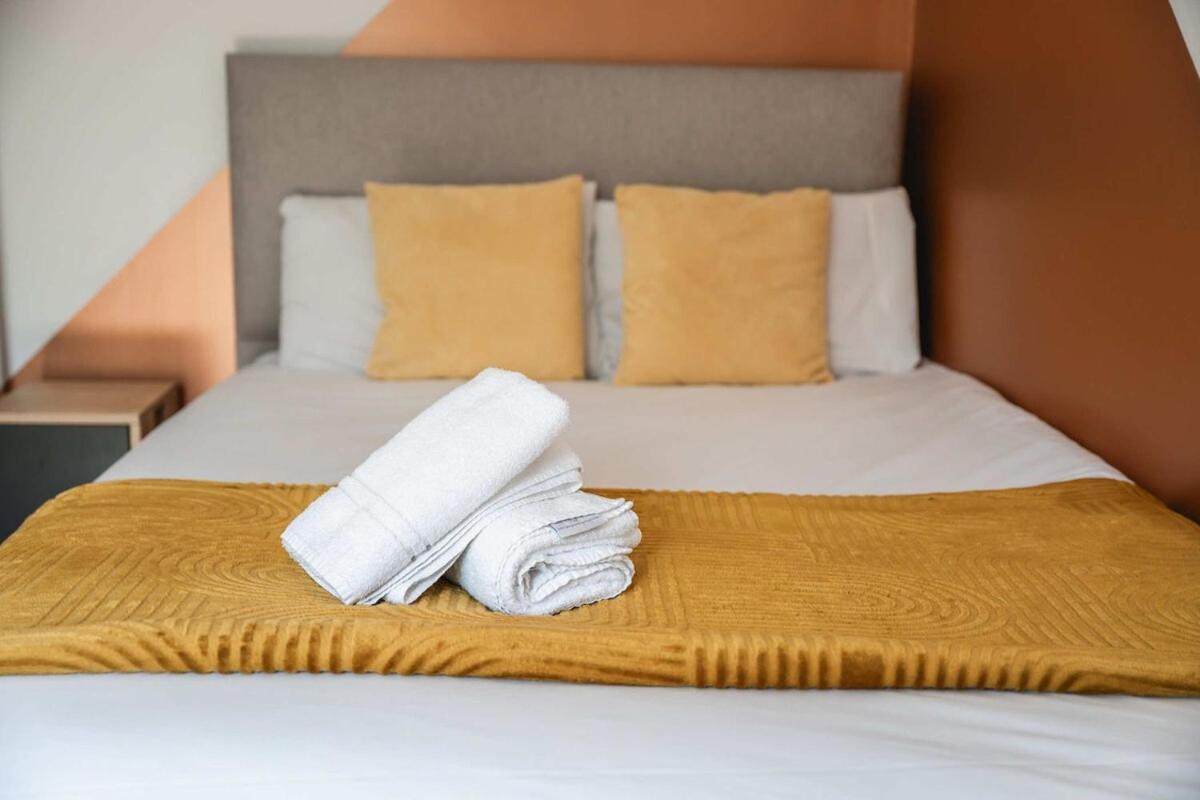 Modern Spacious 4 Bedroom 3 Bathroom House By Trinity Short Term Lets & Serviced Apartment *