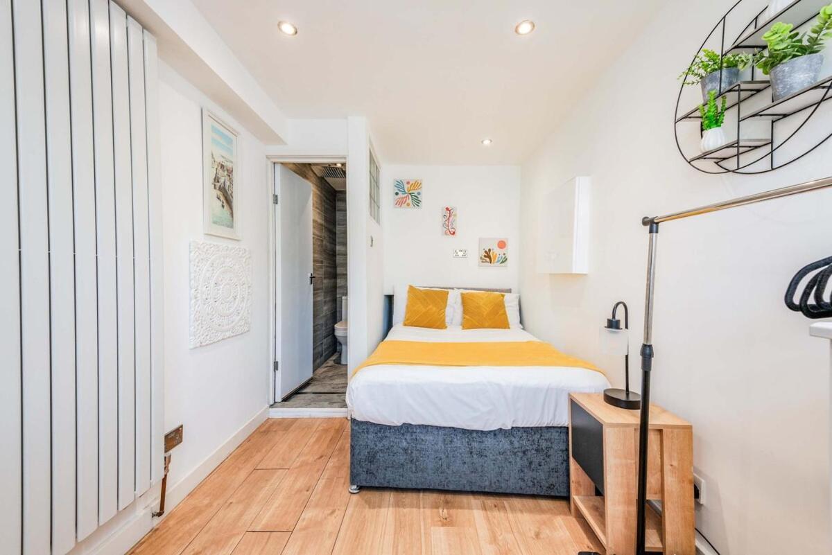 Modern Spacious 4 Bedroom 3 Bathroom House By Trinity Short Term Lets & Serviced *