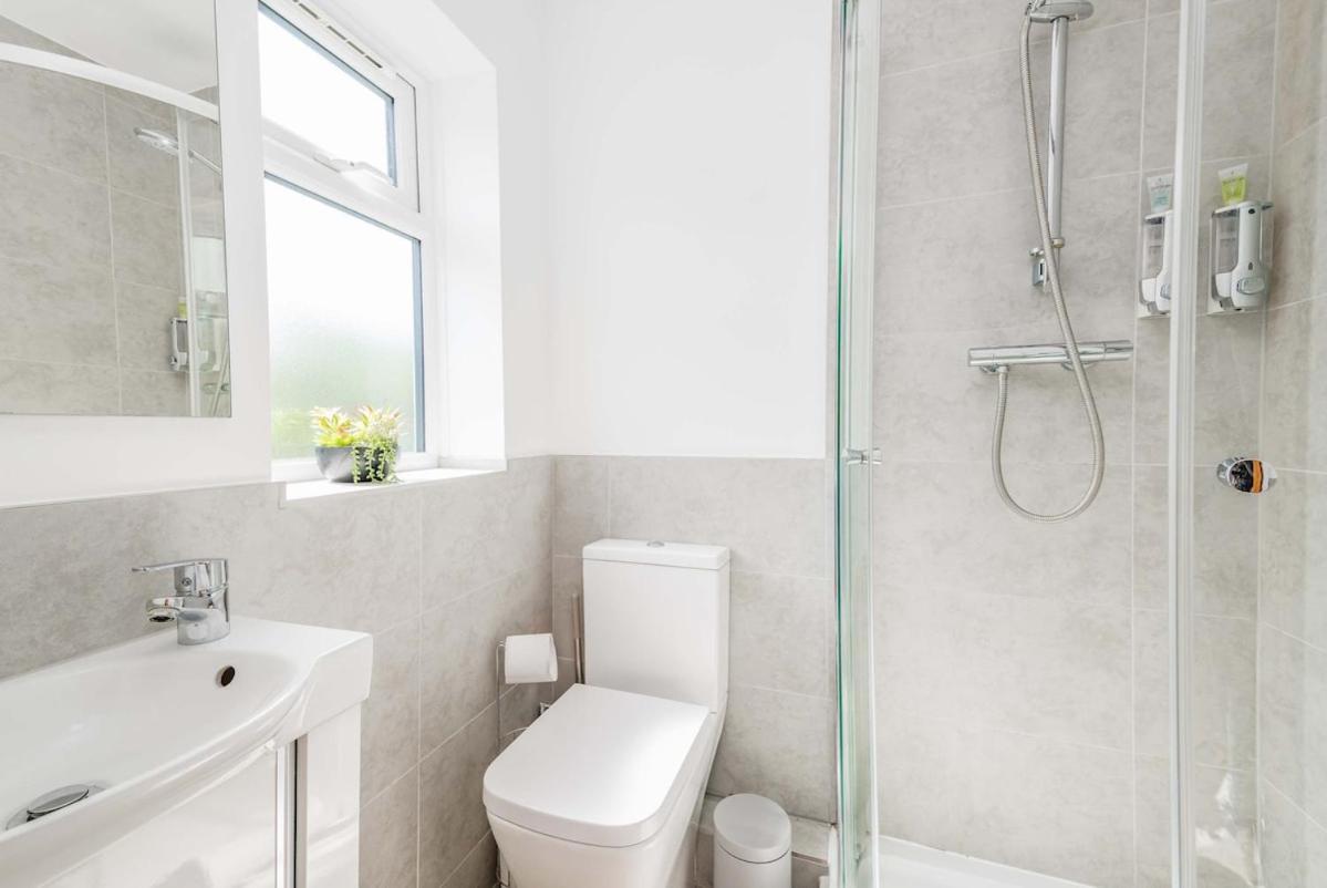 Modern Spacious 4 Bedroom 3 Bathroom House By Trinity Short Term Lets & Serviced