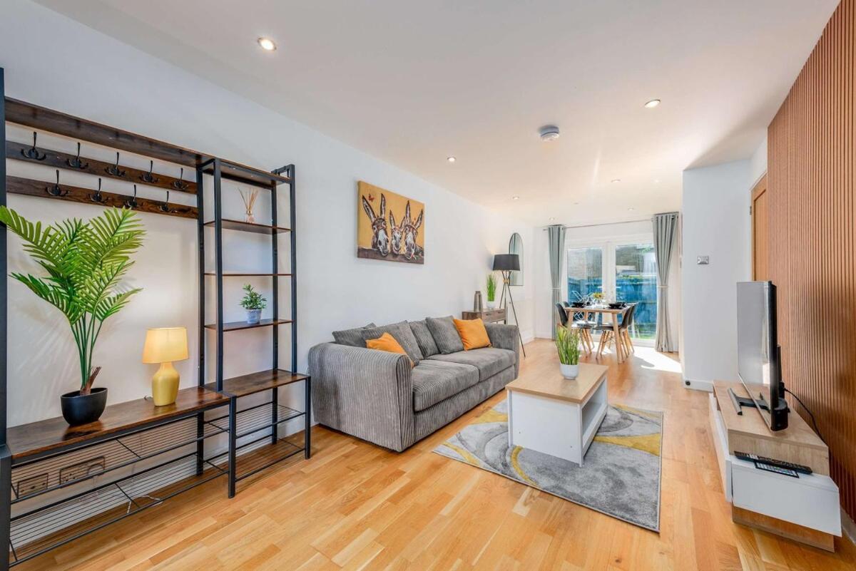Modern Spacious 4 Bedroom 3 Bathroom House By Trinity Short Term Lets & Serviced * Cambridge (Cambridgeshire)