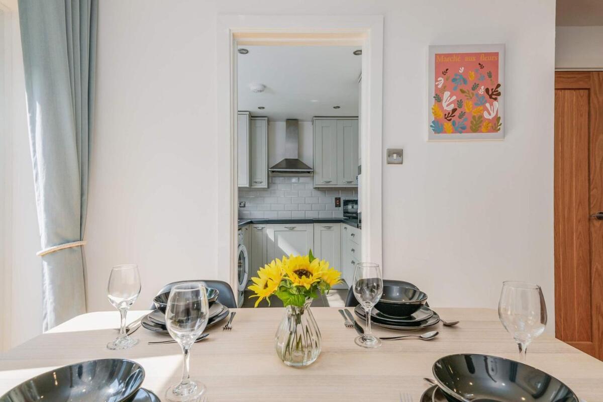 Modern Spacious 4 Bedroom 3 Bathroom House By Trinity Short Term Lets & Serviced Apartment *