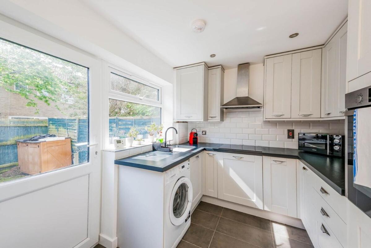 Modern Spacious 4 Bedroom 3 Bathroom House By Trinity Short Term Lets & Serviced