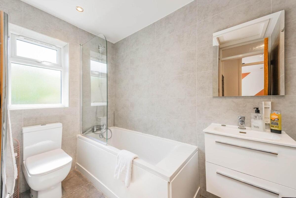 Modern Spacious 4 Bedroom 3 Bathroom House By Trinity Short Term Lets & Serviced Cambridge (Cambridgeshire)