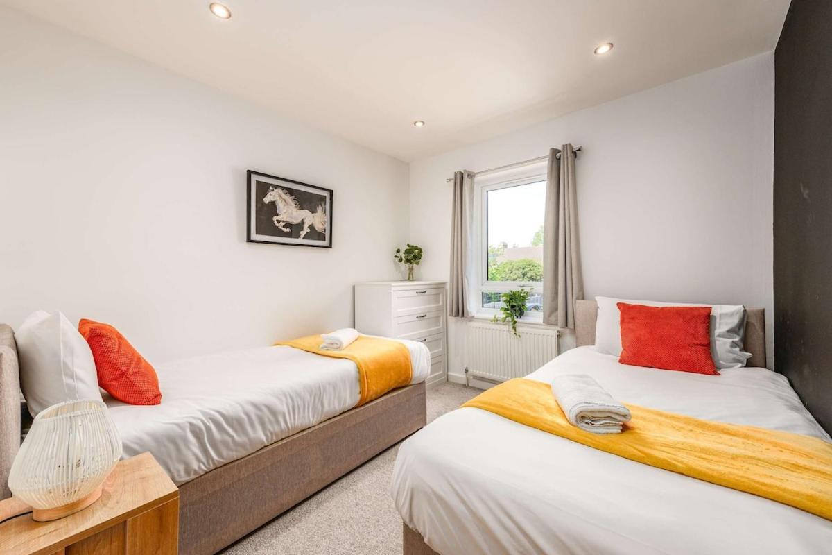 Modern Spacious 4 Bedroom 3 Bathroom House By Trinity Short Term Lets & Serviced Apartment *