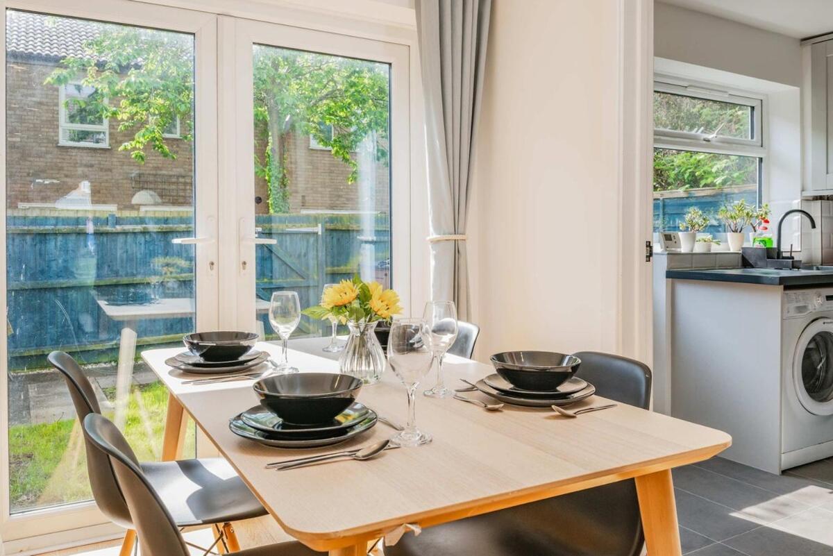 Modern Spacious 4 Bedroom 3 Bathroom House By Trinity Short Term Lets & Serviced *