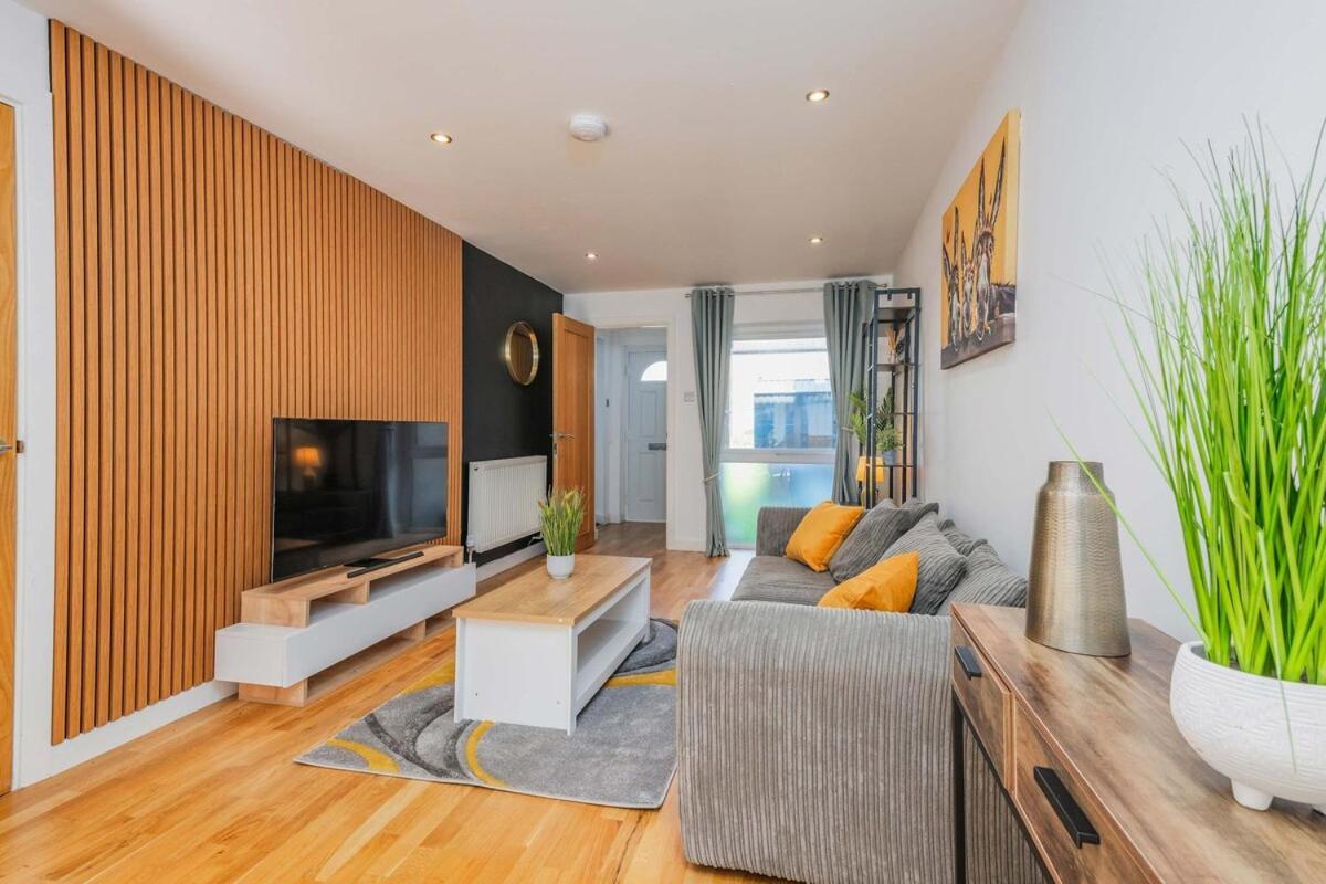 Modern Spacious 4 Bedroom 3 Bathroom House By Trinity Short Term Lets & Serviced Apartment